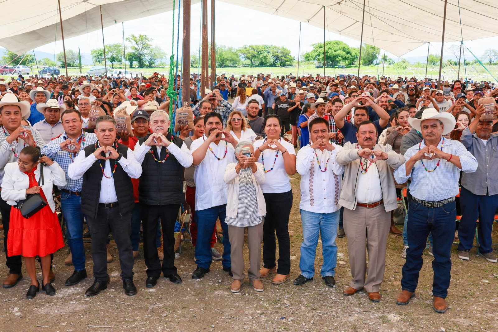 En Huatlatlauca, Gobierno de Puebla entrega más de 11 mdp en insumos para el campo