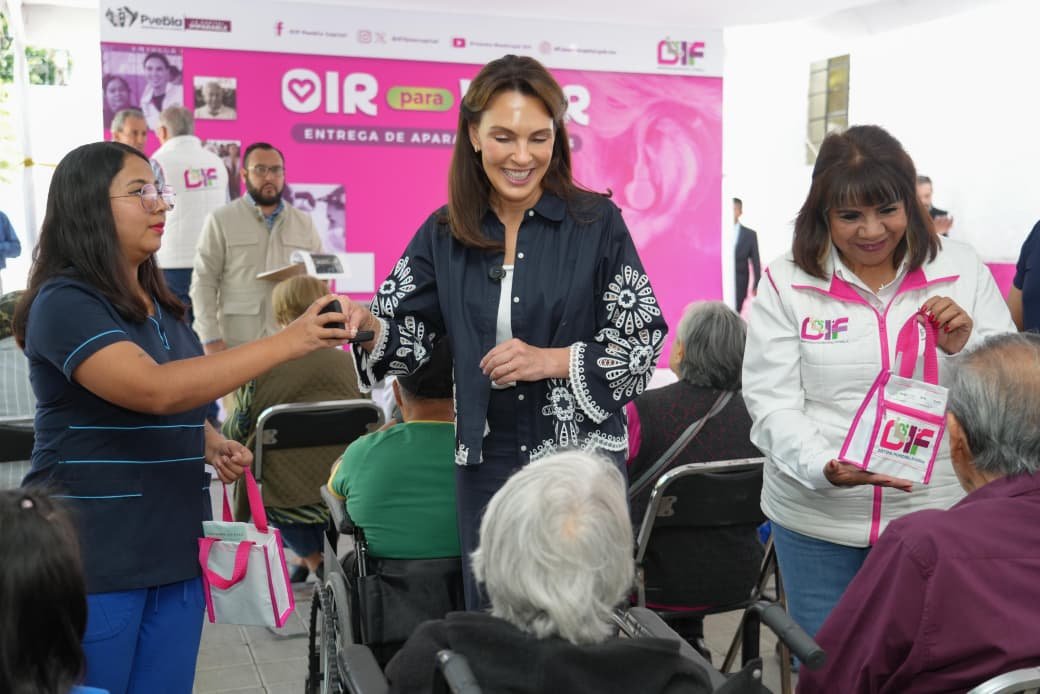Entregan Pepe Chedraui y MariElise Budib aparatos auditivos a personas con discapacidad