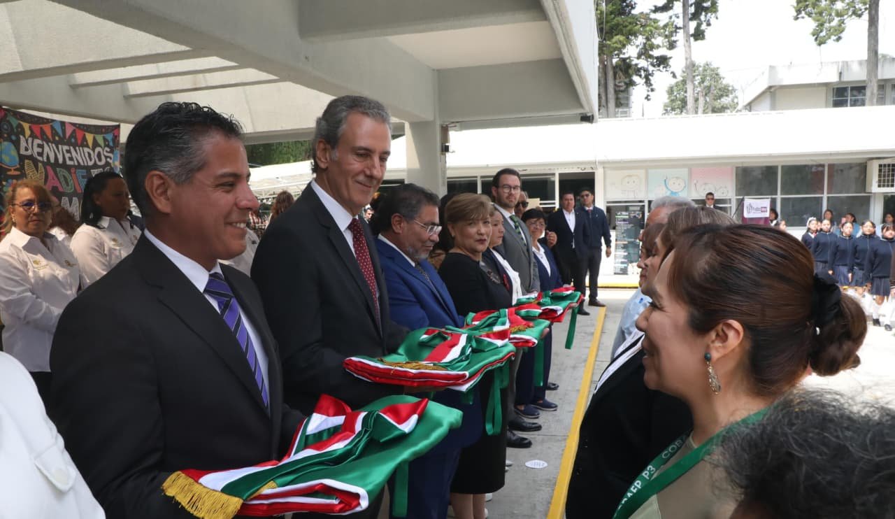 Encabeza Pepe Chedraui entrega de banderas en escuelas, juntas auxiliares e inspectorías