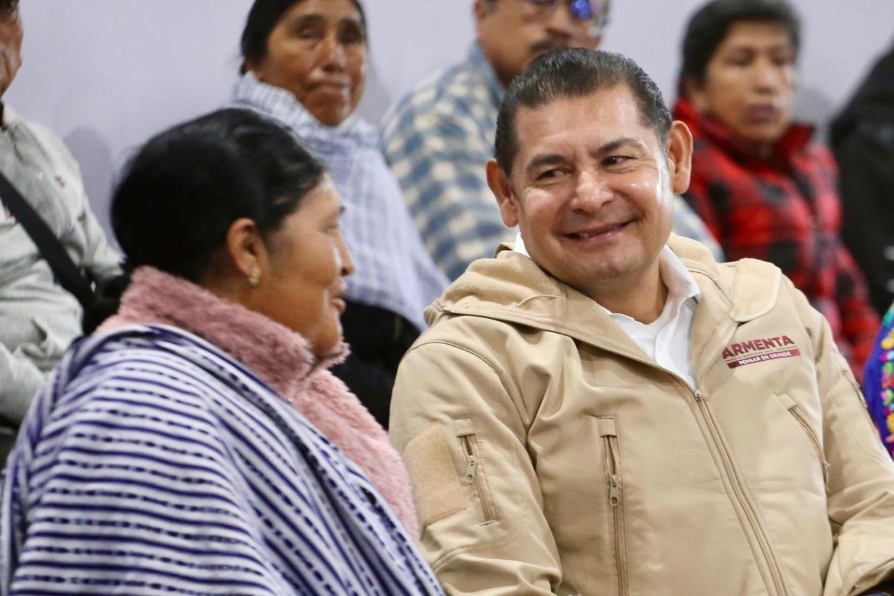 COMO UN ACTO DE AMOR Y COMPROMISO, MUJERES Y ADULTOS MAYORES RECIBEN TARJETAS DE BIENESTAR