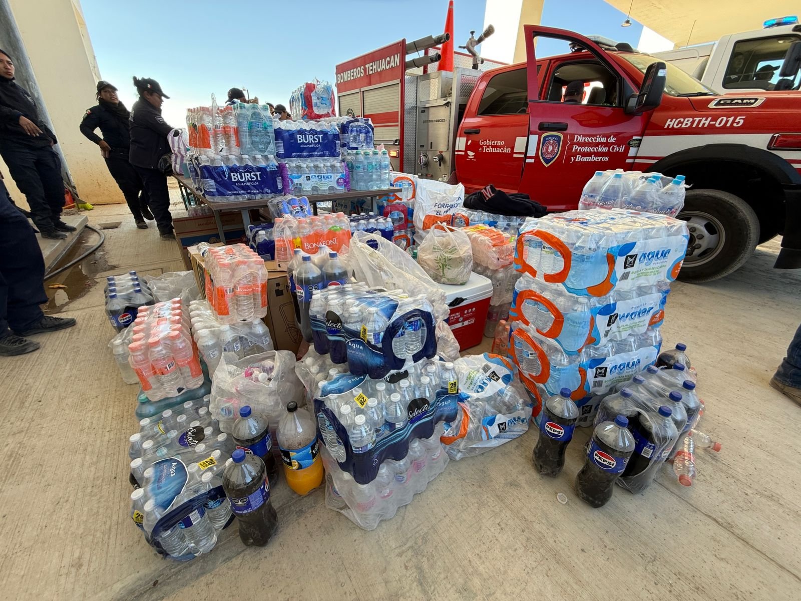 Entrega Ana Tepole apoyo a personas afectadas por incendio en la Sierra Negra 