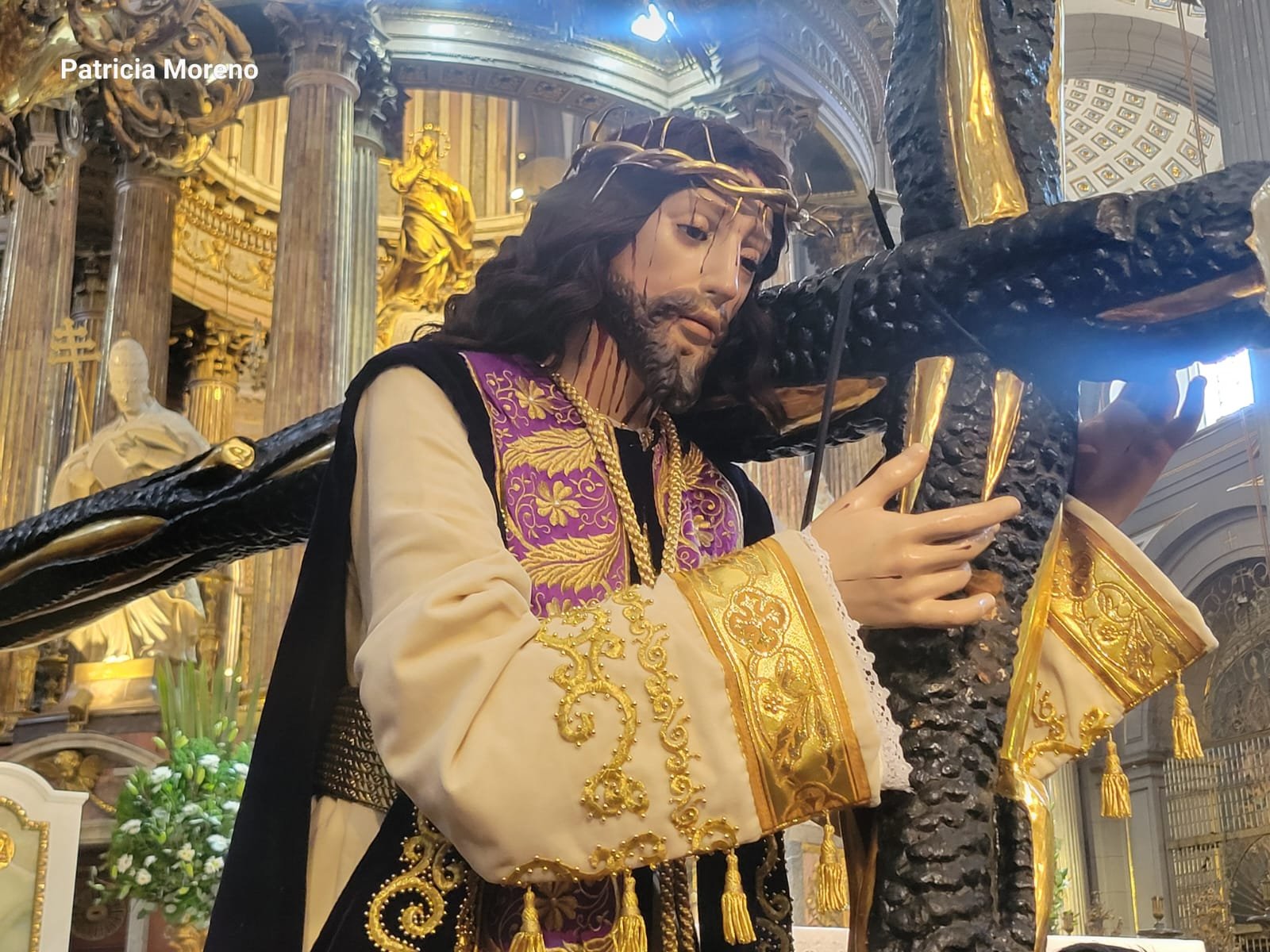 Procesionan imágenes de Jesús Nazareno en la víspera de su festividad