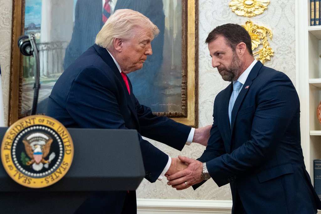 Markwayne Mullin asume el control del DHS: Promete seguridad «sin colores» en medio de cierre parcial y crisis fronteriza