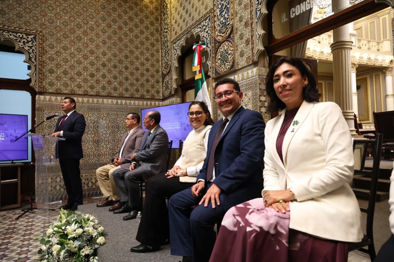 Devela Congreso del Estado placa para nombrar el Salón de Protocolo “Elena Garro” en la Antigua Sede