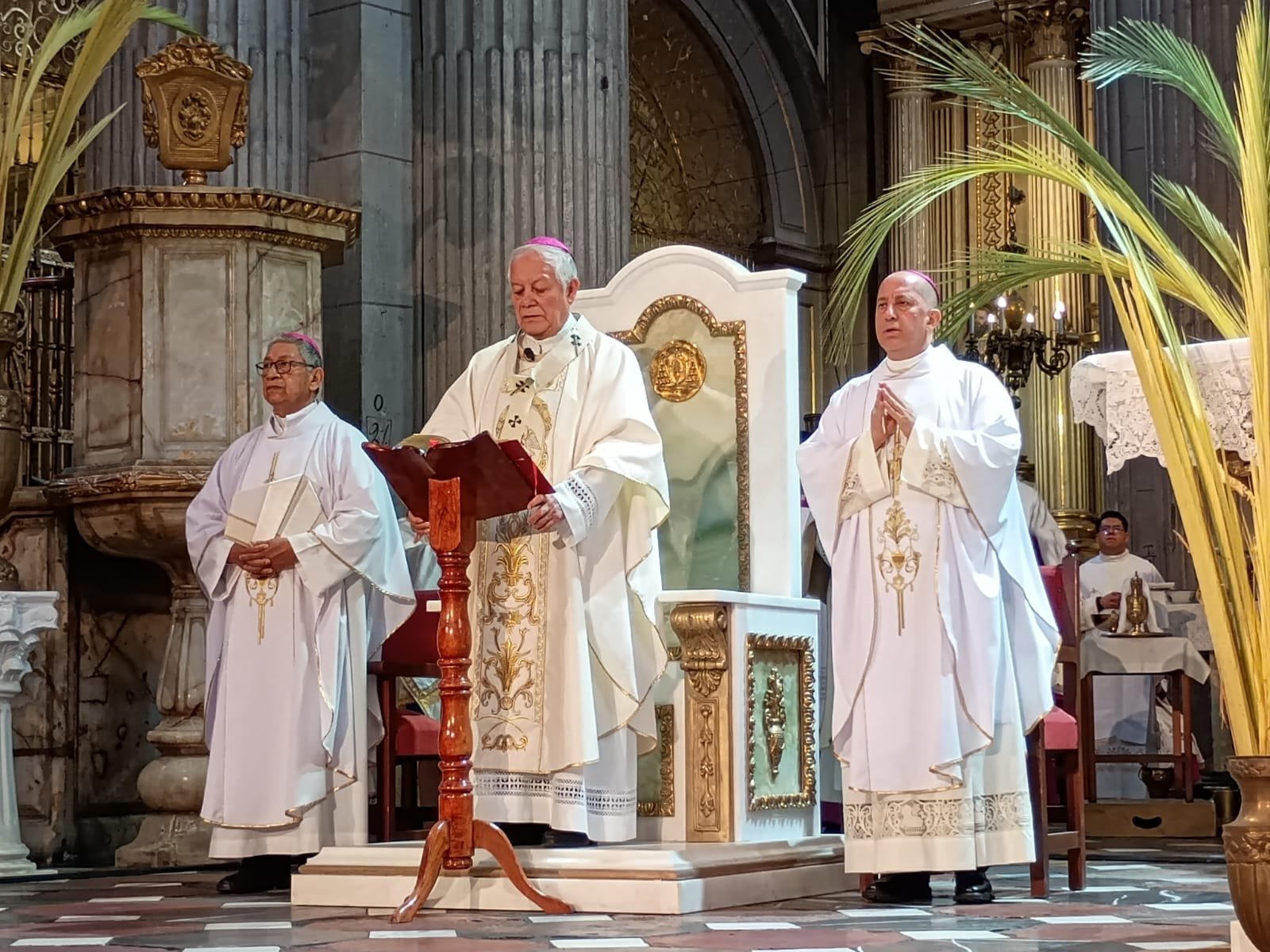 Renueva clero poblano promesas sacerdotales en Solemne Misa Crismal