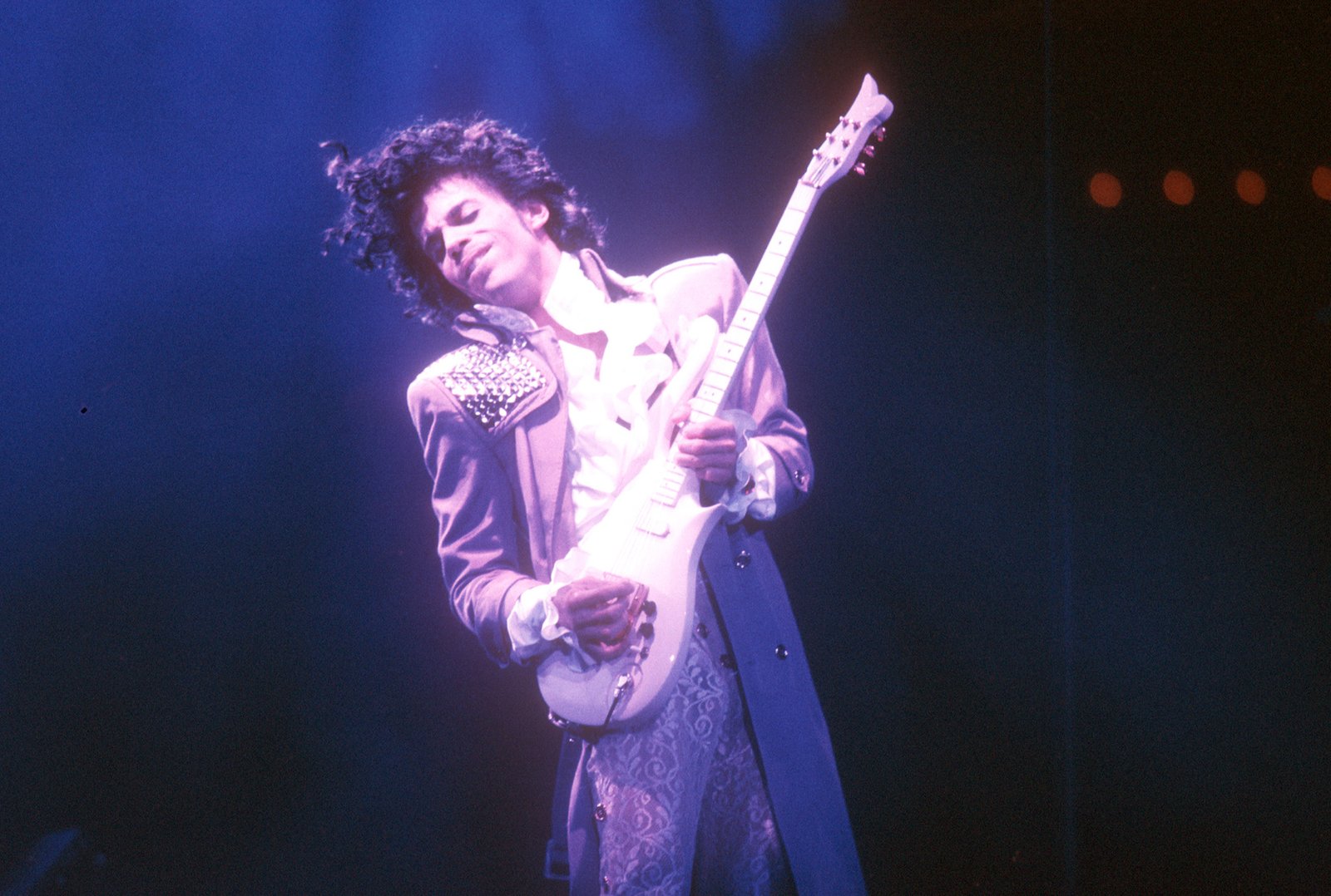 A una década de su partida, revelan canción inédita de Prince: «With This Tear»