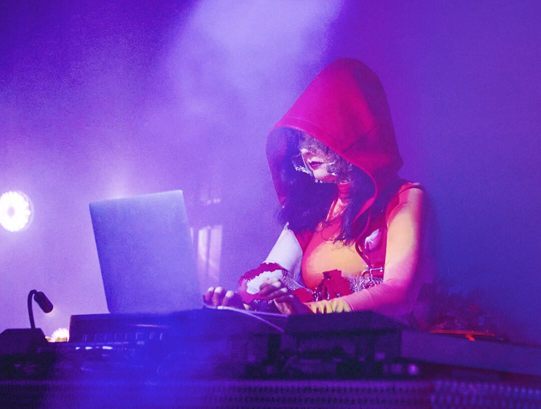 Björk celebrará el eclipse solar total con «Echolalia»: un festival y exposición inmersiva en Islandia