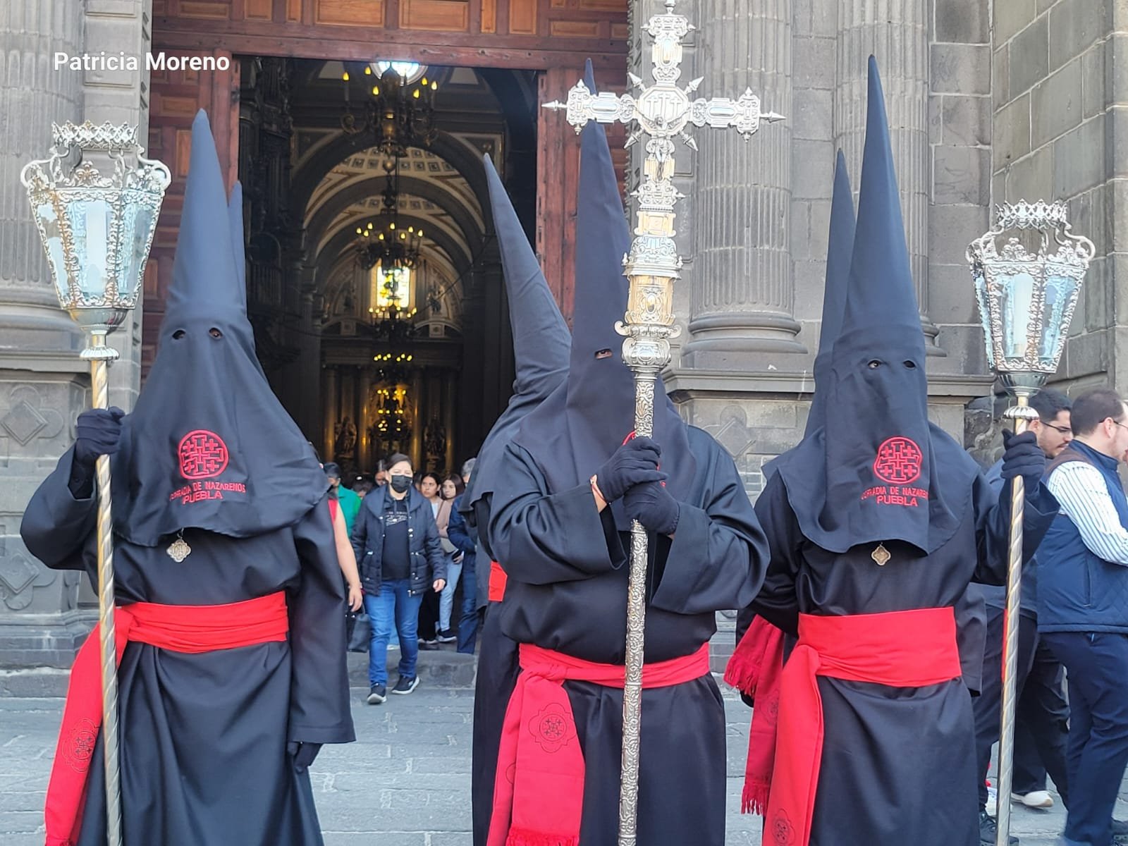 Hermanos porteadores listos para cargar a Jesús Nazareno y al Señor de las Maravillas