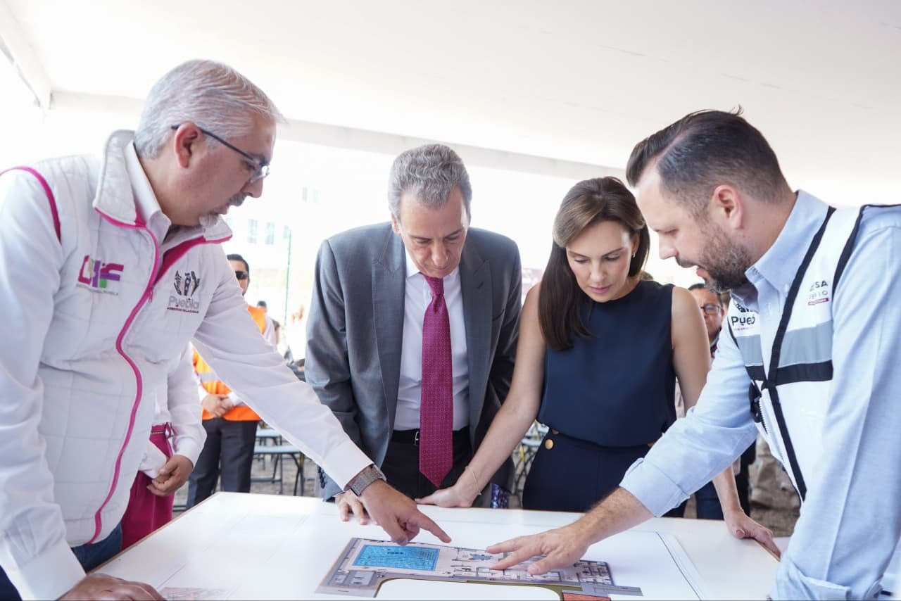 Pepe Chedraui y MariElise Budib colocan primera piedra de la piscina terapéutica del CMERI