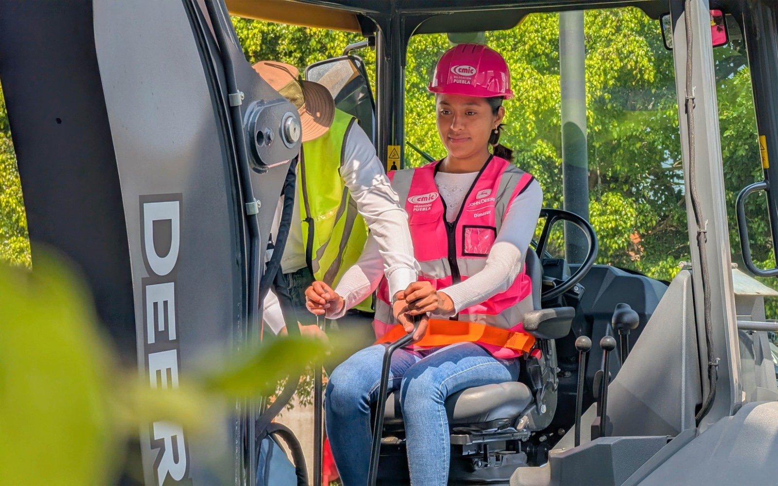 CMIC PUEBLA FORMA A LA 1ª. GENERACIÓN DE OPERADORAS DE MAQUINARIA PESADA