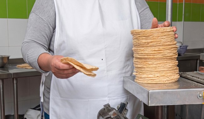 Disputa por el precio de la tortilla: Industriales anuncian aumentos mientras el Gobierno Federal los rechaza