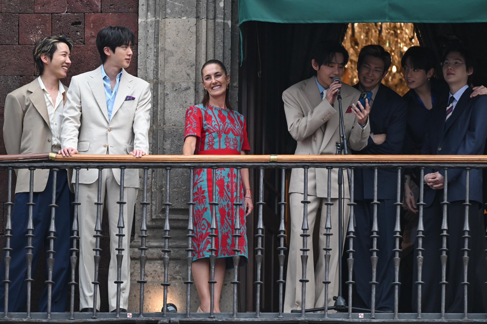 BTS y la presidenta Claudia Sheinbaum saludan a miles de fans desde el balcón de Palacio Nacional