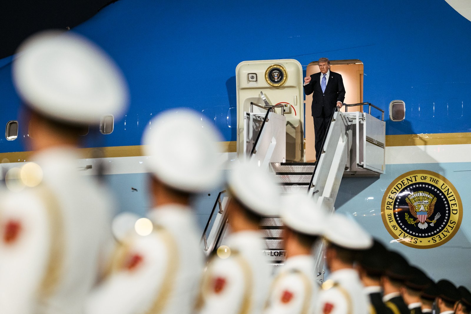 Trump llega a China con comitiva empresarial de alto nivel; busca apertura comercial y tregua económica