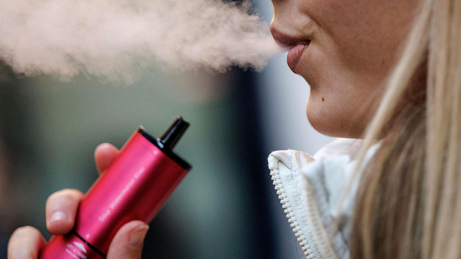 Alerta en Puebla por aumento en el consumo de vapeadores entre jóvenes; piden frenar venta de cigarros sueltos