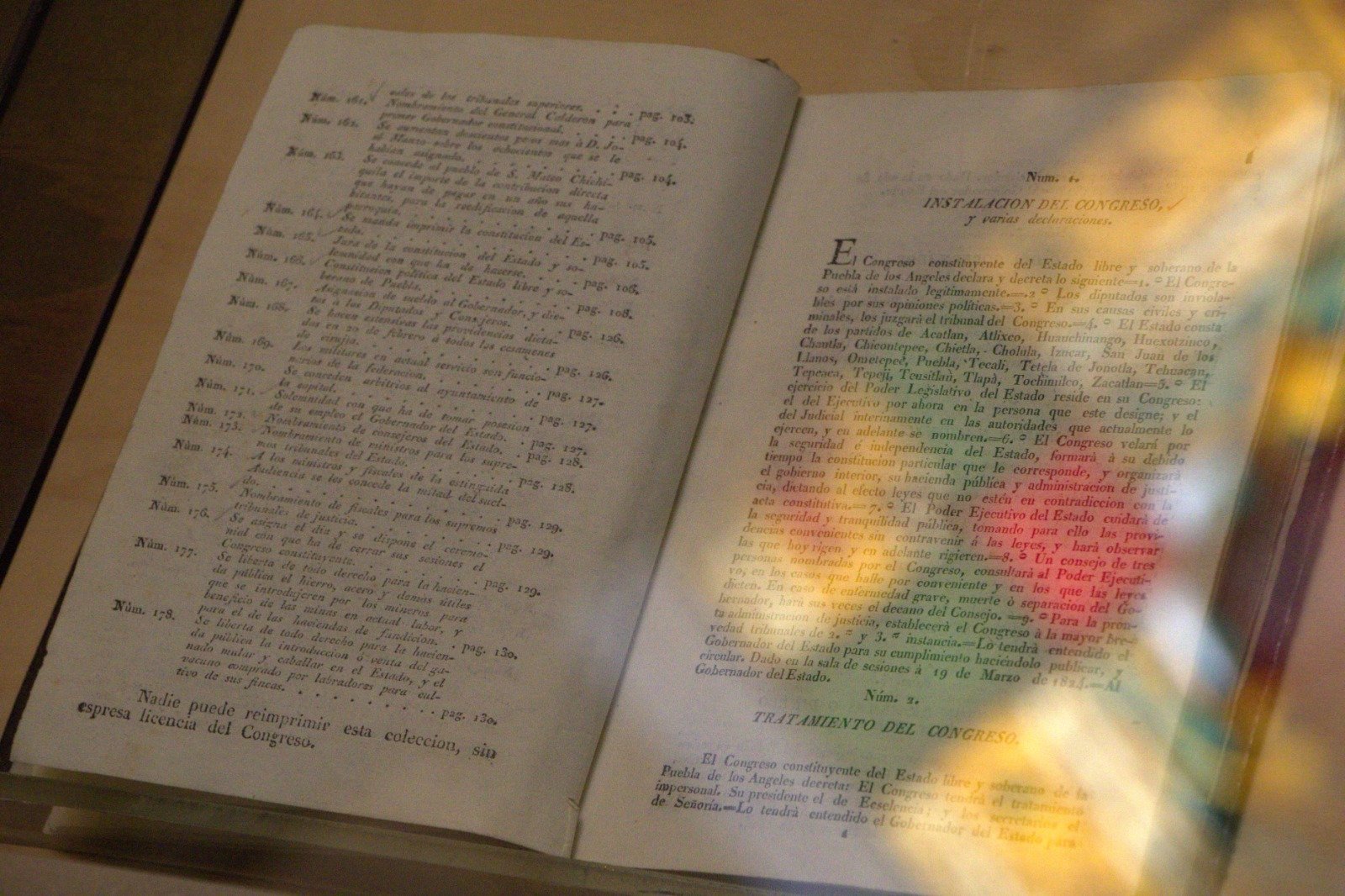 Exhiben documentos históricos del Poder Legislativo poblano en la antigua sede del Congreso