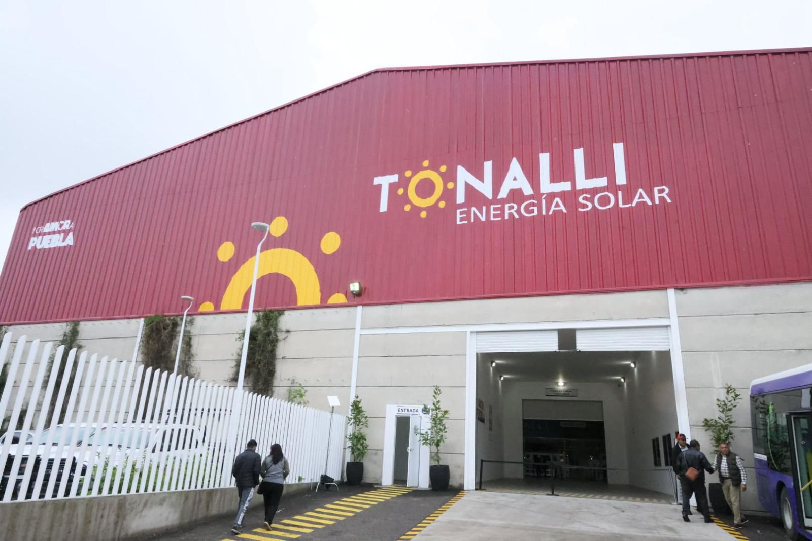 PRESIDENTA SHEINBAUM RECONOCE INICIATIVA DE TRANSICIÓN ENERGÉTICA DE PUEBLA EN PRODUCCIÓN DE PANELES SOLARES