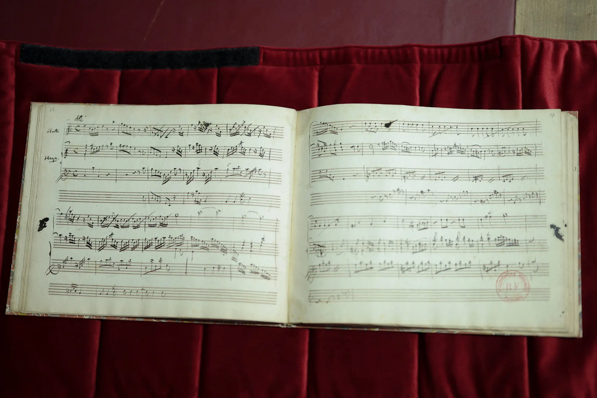 Descubren en Francia un cuaderno inédito de Mozart: El hallazgo arqueológico musical más importante en décadas