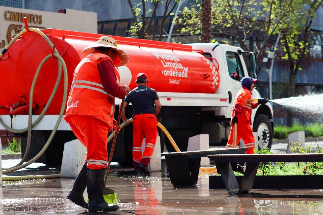 Gobierno de la Ciudad despliega operativo de limpieza en Puebla tras festejos del triunfo de México ante Chequia