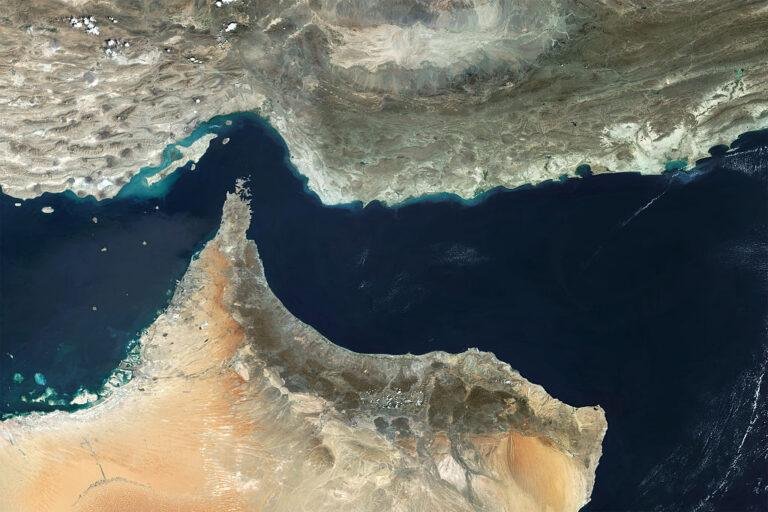 Cruzan los primeros buques el estrecho de Ormuz tras el acuerdo entre EE. UU. e Irán; el petróleo se desploma a mínimos de tres meses