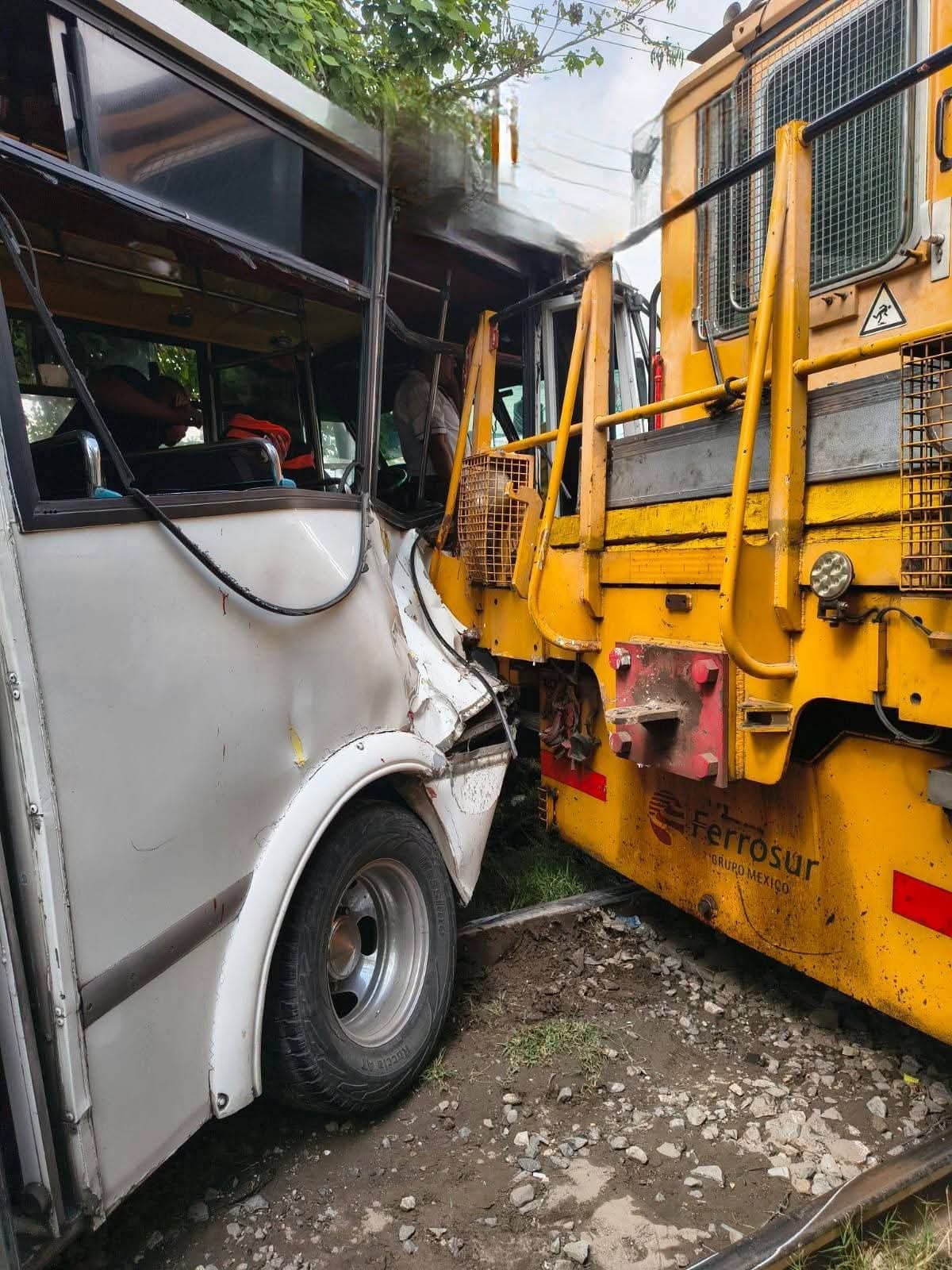 Tren embiste a unidad de la Ruta 50 en la colonia Rivera Anaya; reportan 21 lesionados