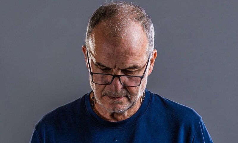 “No soy un modelo”: Marcelo Bielsa desata polémica en el Mundial tras cuestionamientos por su retrato oficial