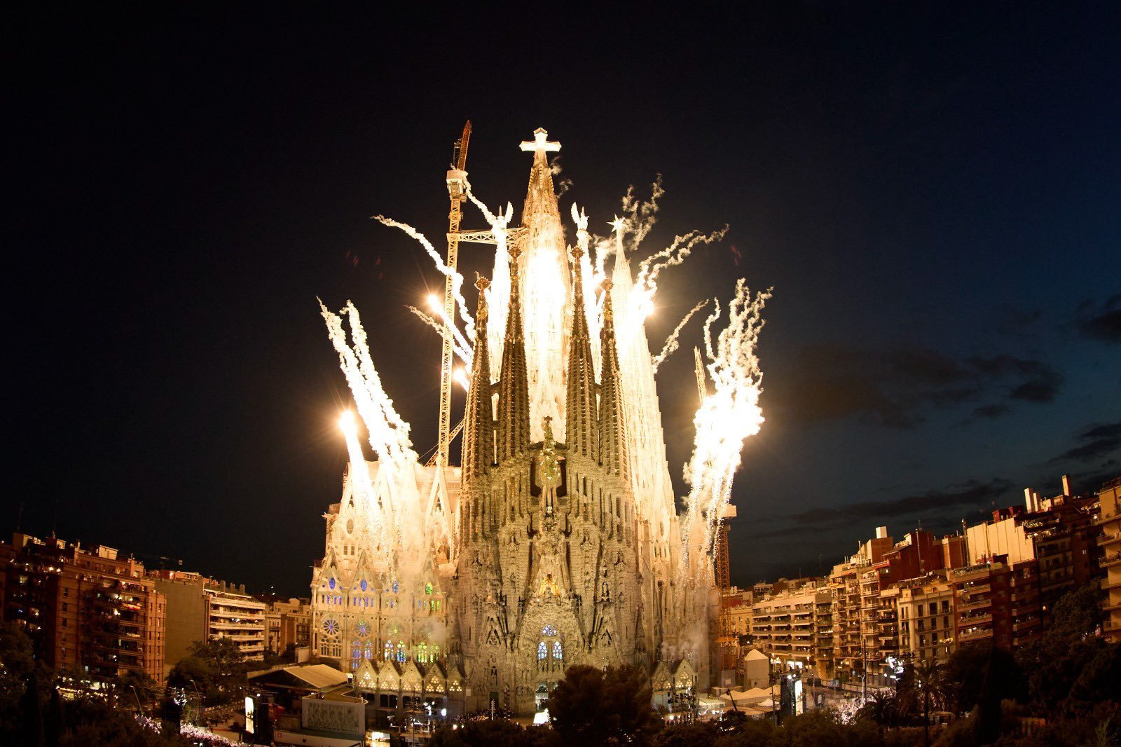 El Papa León XIV bendice la torre de Jesucristo en la Sagrada Familia y llama a “levantar el rostro de quienes yacen en el polvo”
