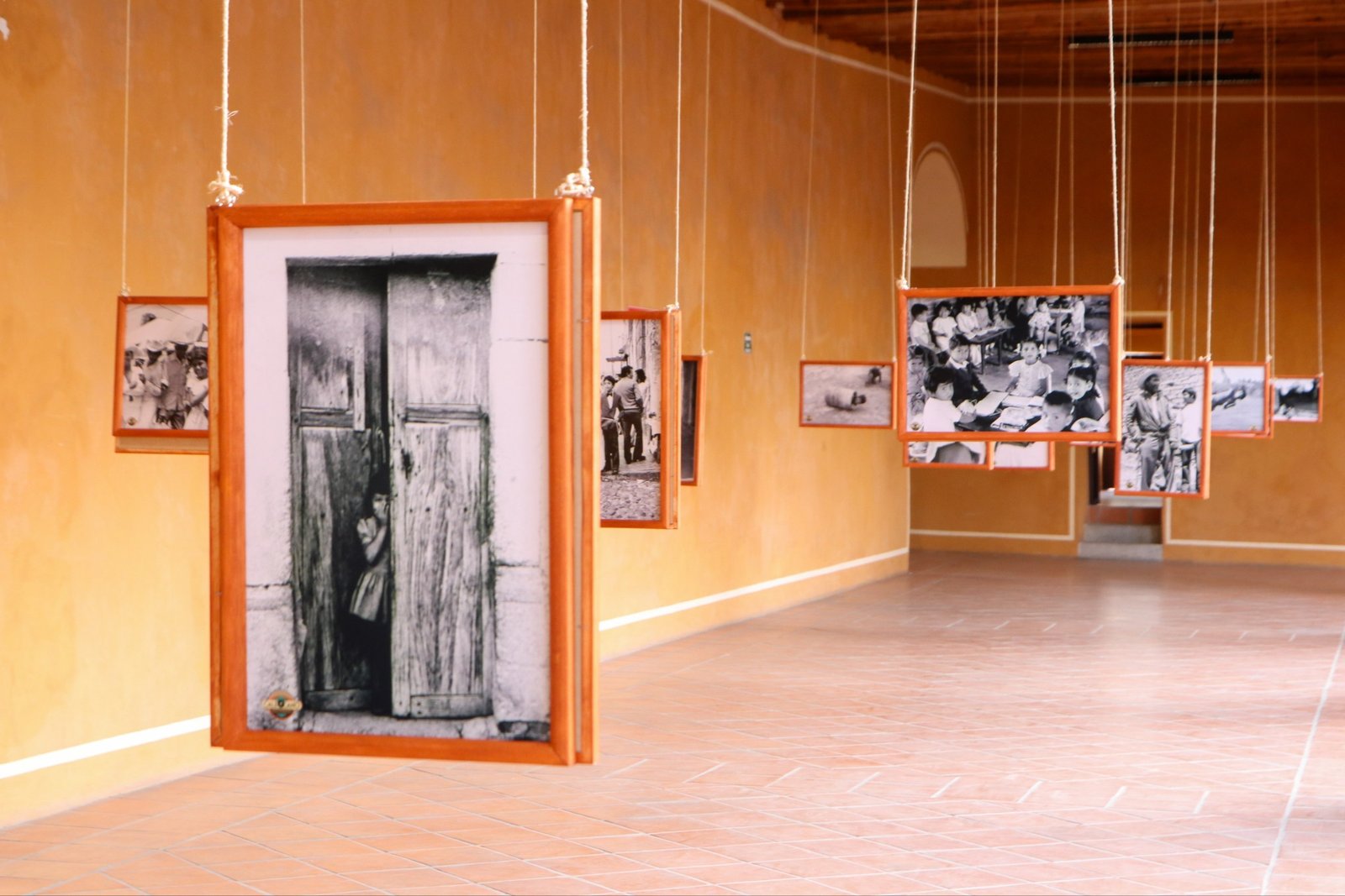 “Miradas que resisten”: Exposición fotográfica de Cale Cano en San Roque
