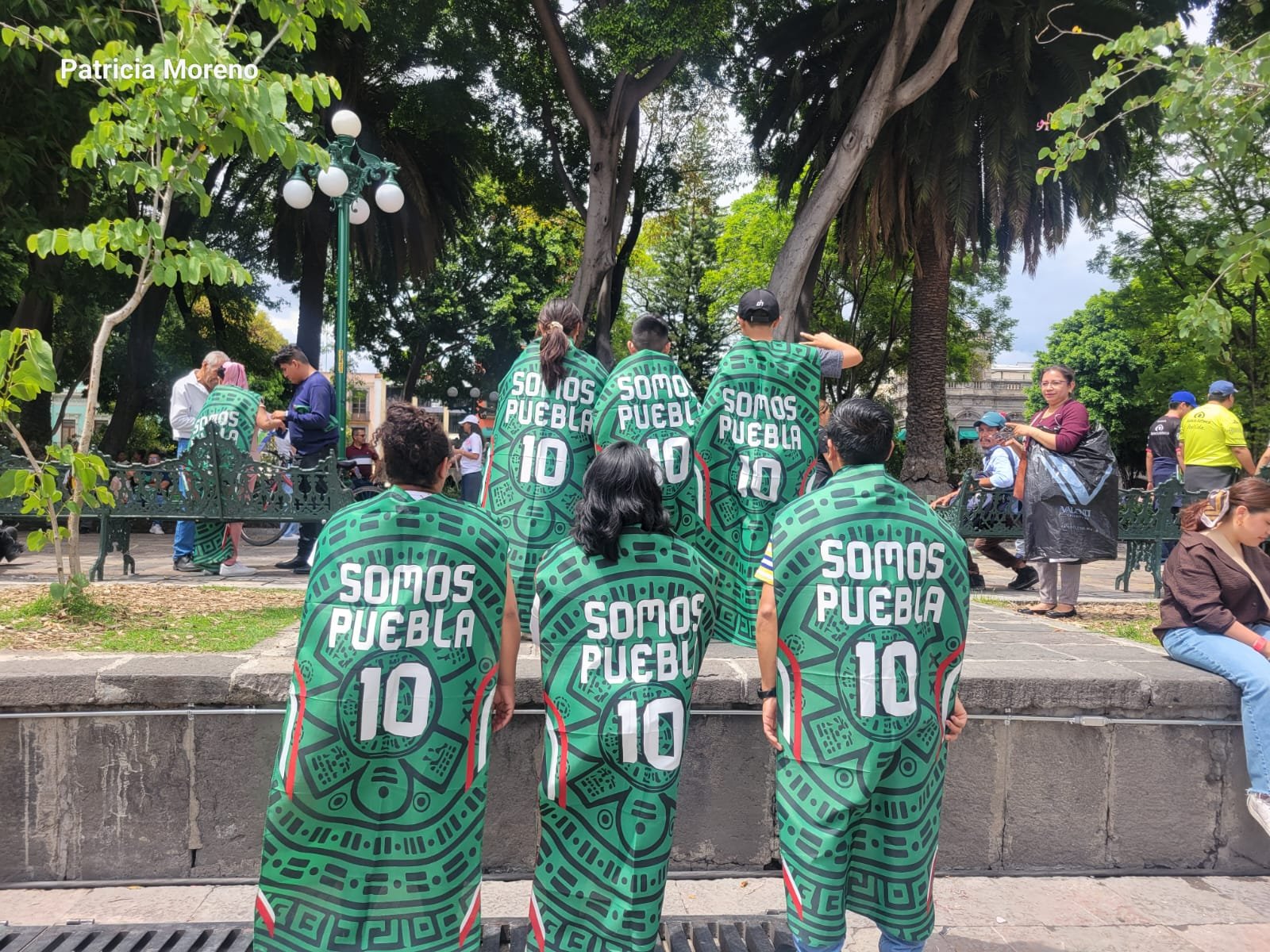 El Zócalo de Puebla se llena de ambiente mundialista con intercambio de estampitas del Mundial 2026