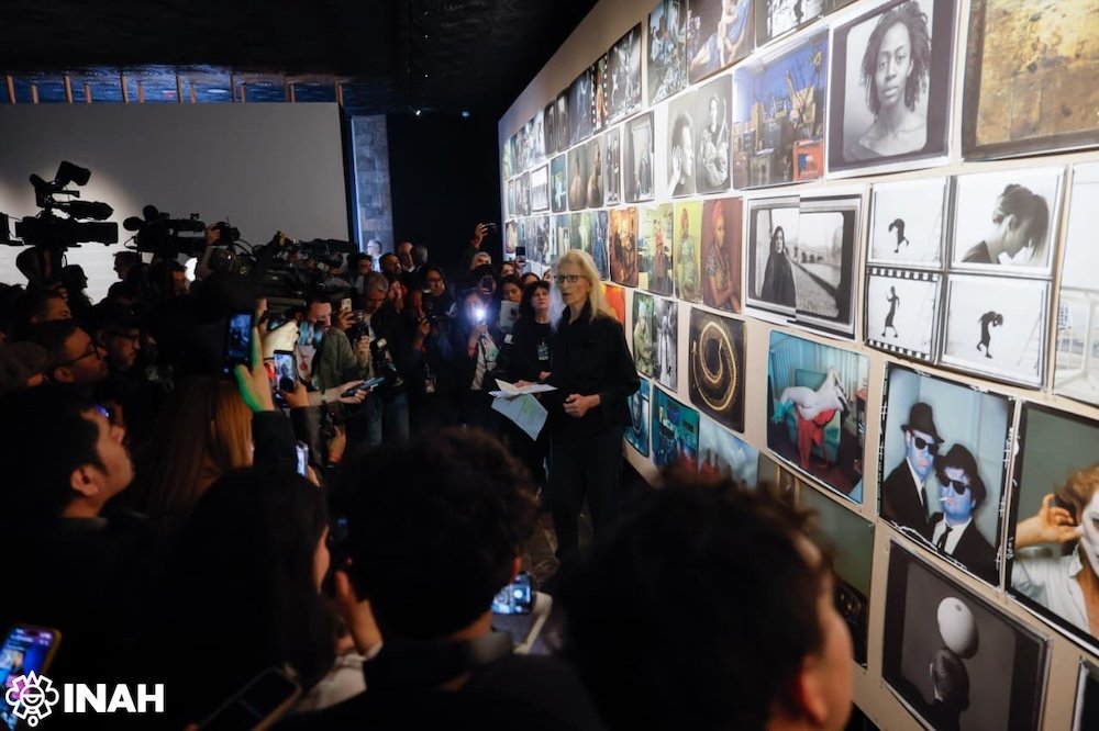 Inauguran la exposición ‘Futbol 2026. Annie Leibovitz’ en el Museo Nacional de Antropología