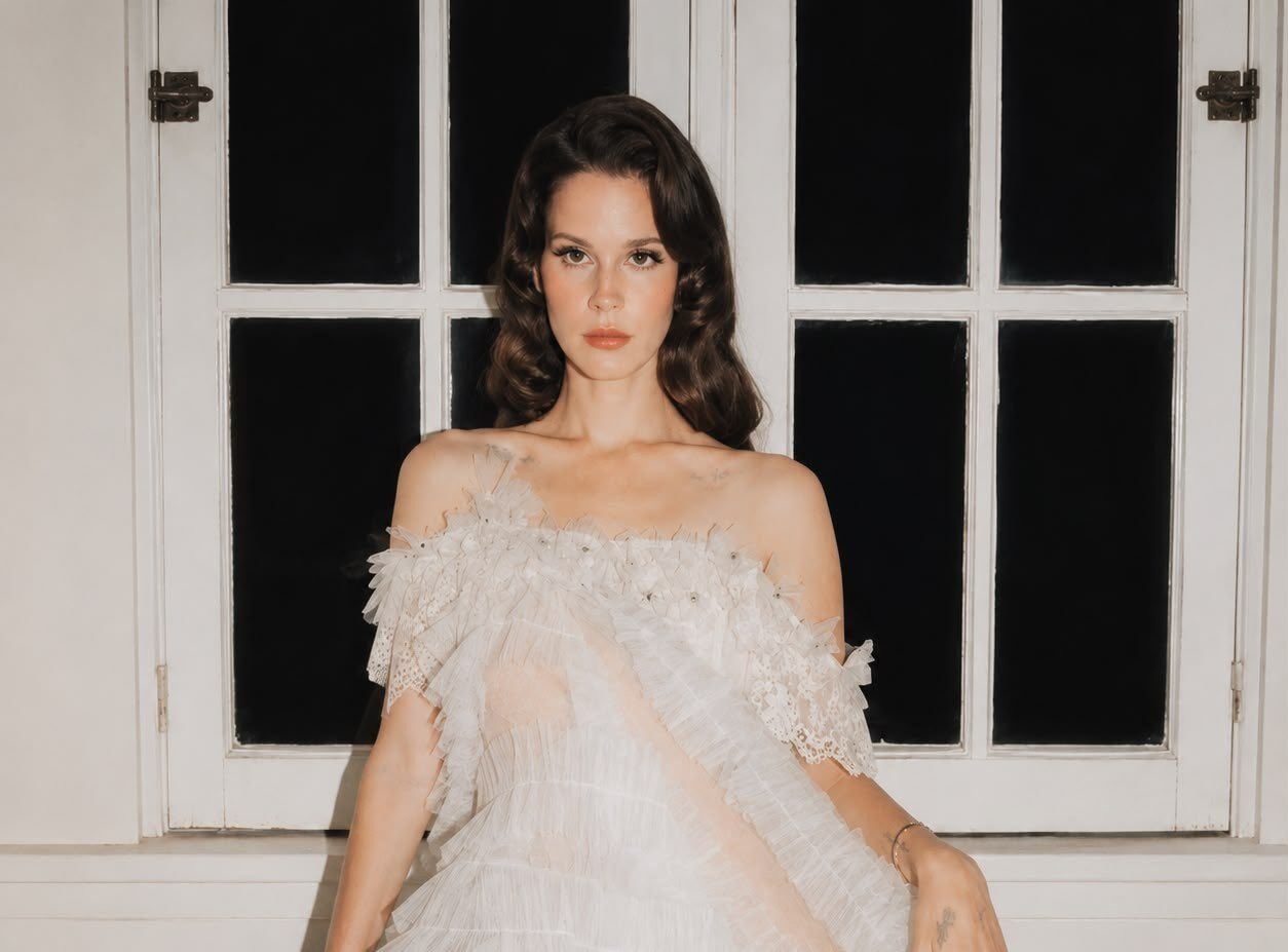 Lana del Rey sorprende al anunciar el lanzamiento de dos nuevos álbumes: «Stove» y «Spyda»