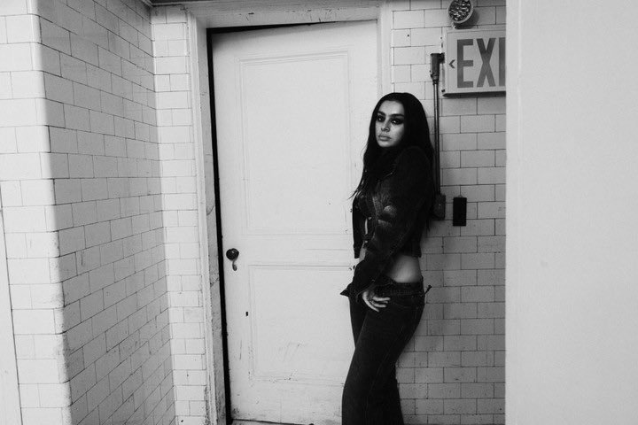 Charli XCX lanza edición especial de su álbum «Music, Fashion, Film» con tres canciones inéditas en iTunes