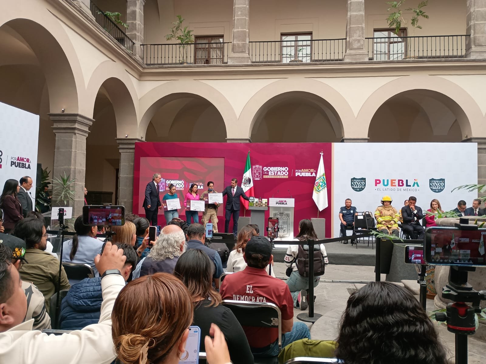 Entregan apoyos económicos a 36 damnificados por lluvias en la capital poblana