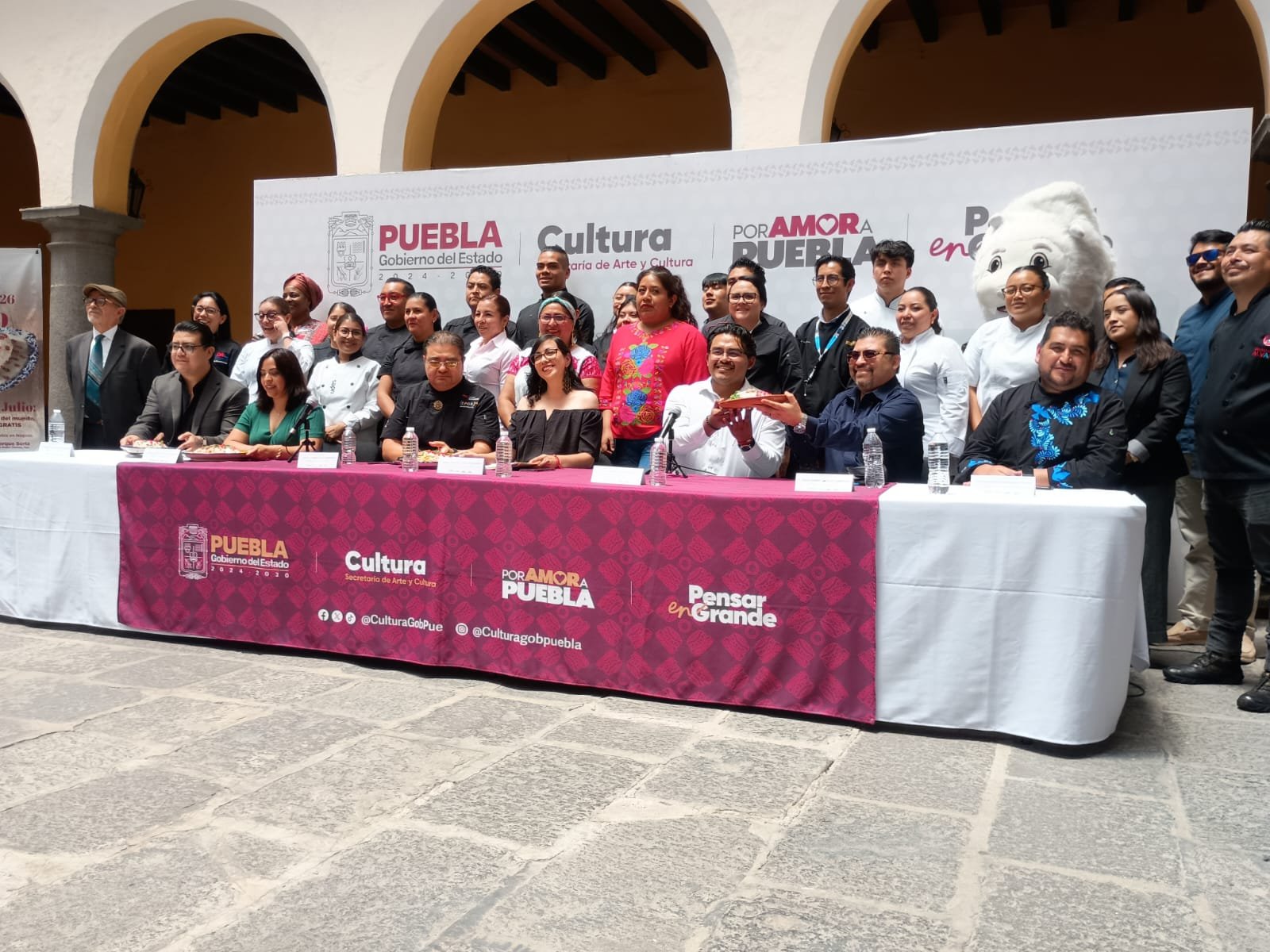Regalarán 6 mil chiles en nogada en festival de Cholula; buscan récord mundial con pieza de 8 toneladas