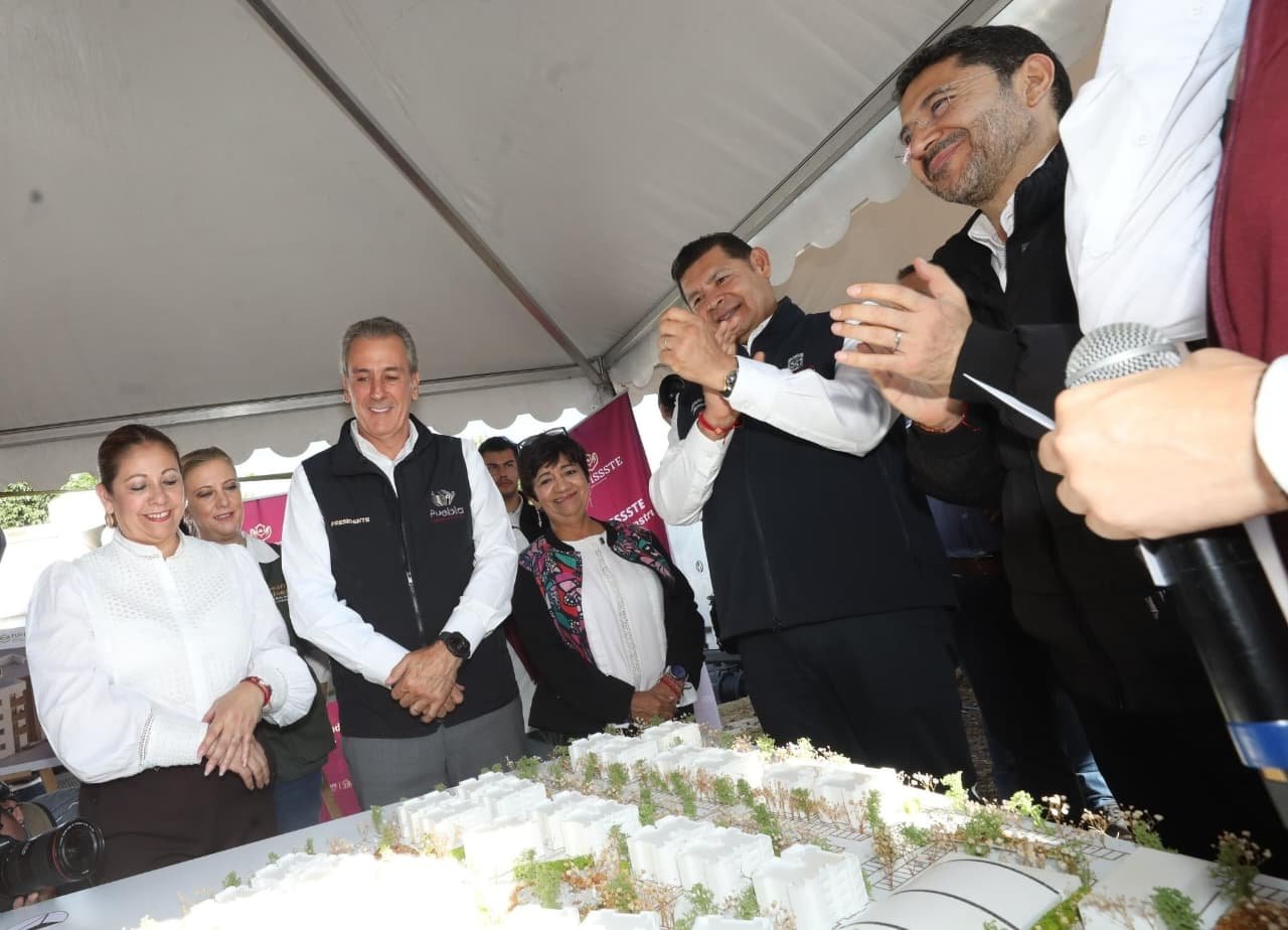 Colocan la primera piedra de conjunto habitacional del FOVISSSTE en la colonia Villa Verde