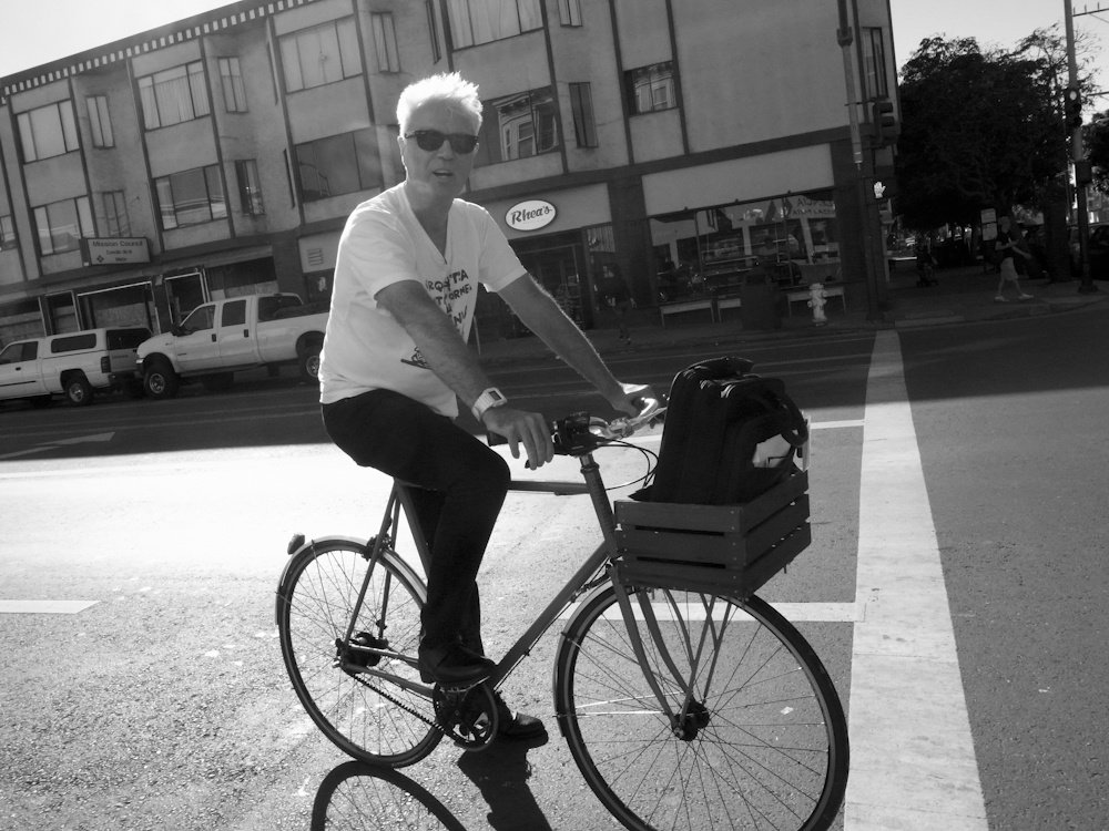 David Byrne comparte su lista de reproducción ideal para andar en bicicleta durante sus giras