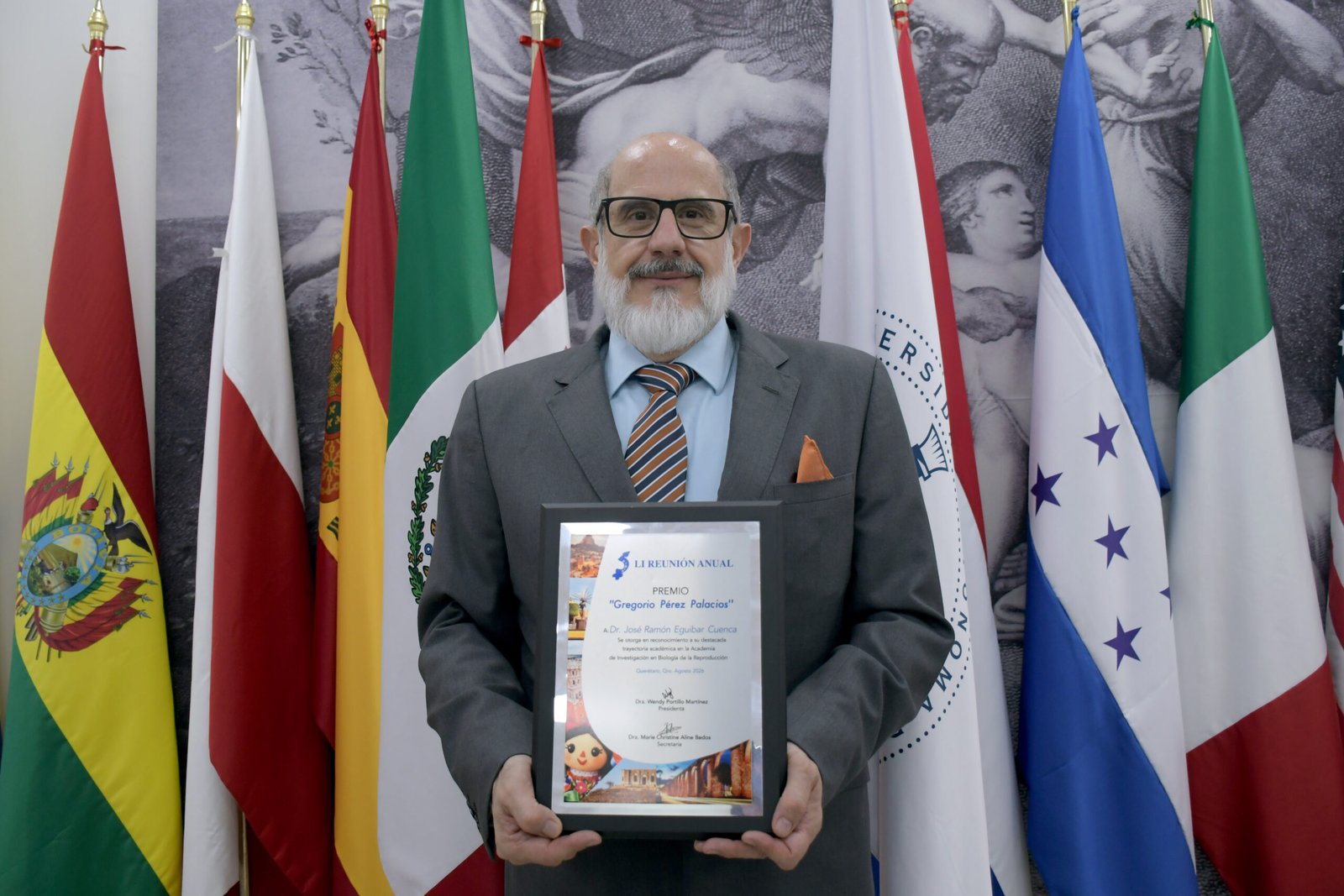 Otorgan el premio “Gregorio Pérez Palacios” al Dr. José Ramón Eguibar Cuenca por su trayectoria en biología de la reproducción