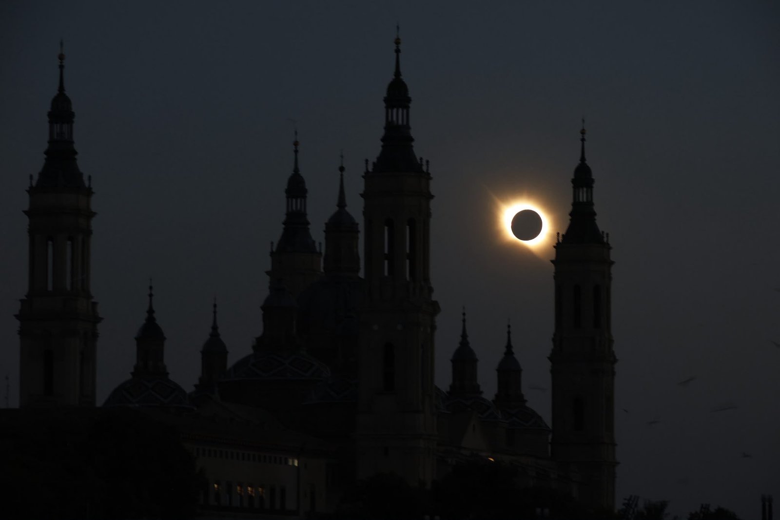 Un histórico eclipse solar oscurece España y concluye su recorrido sobre el Océano Atlántico