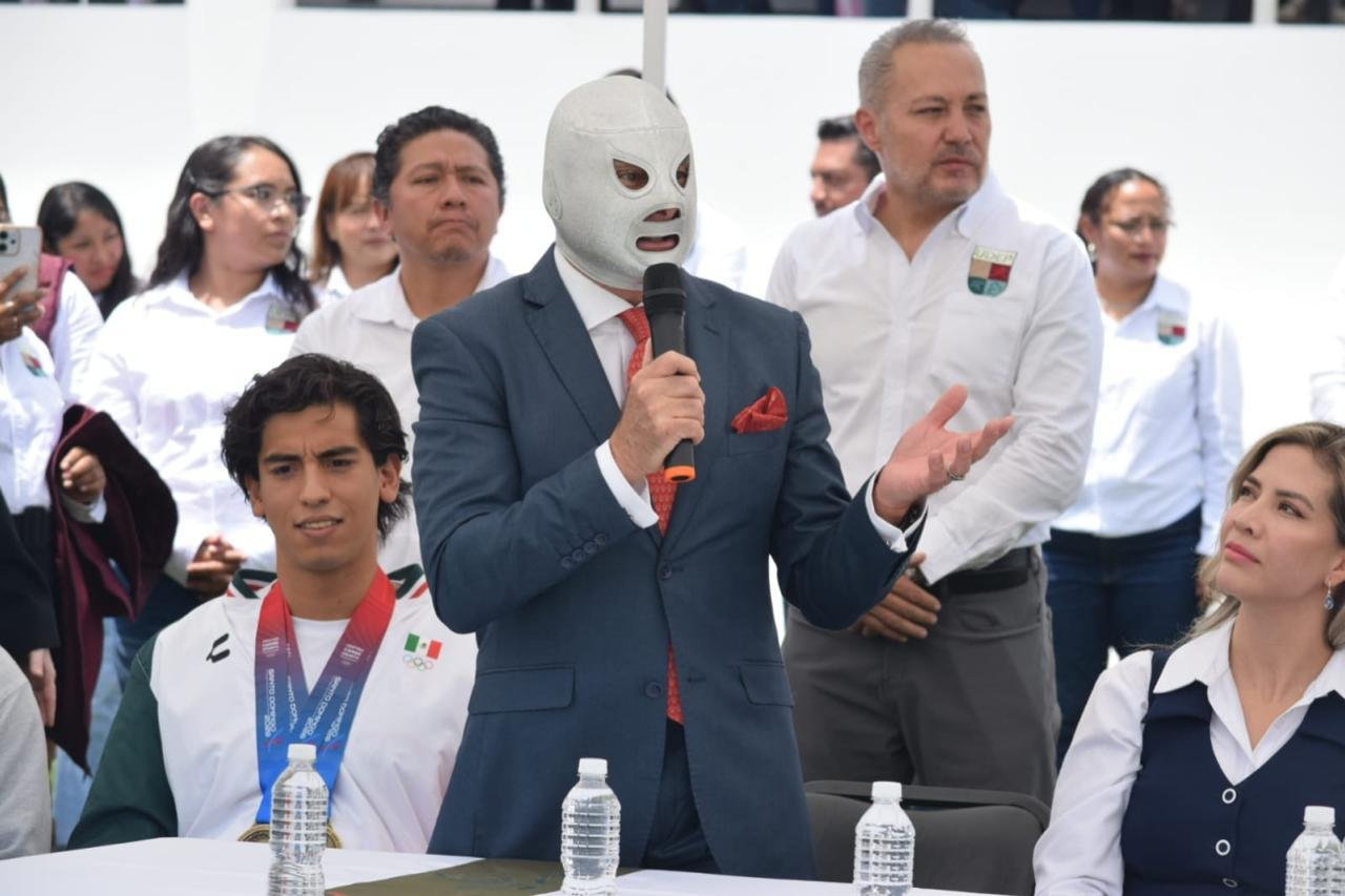Apadrina «El Hijo del Santo» inicio del ciclo escolar 2026-2027 de UDEP