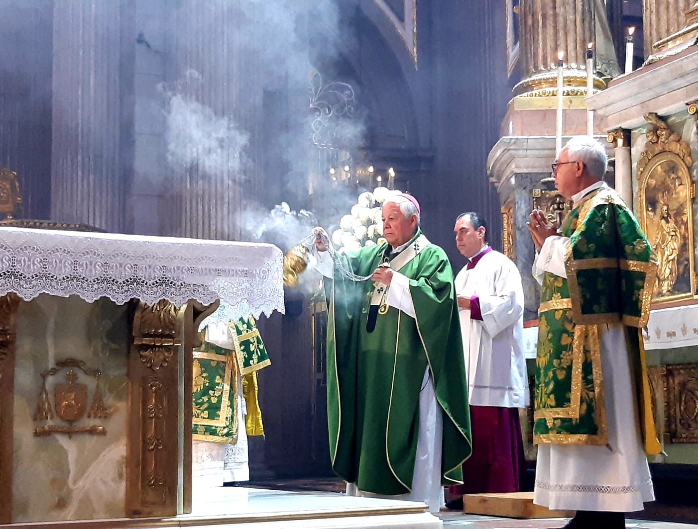 La Eucaristía, pilar de la Iglesia; llama arzobispo de Puebla a combatir injusticia y violencia