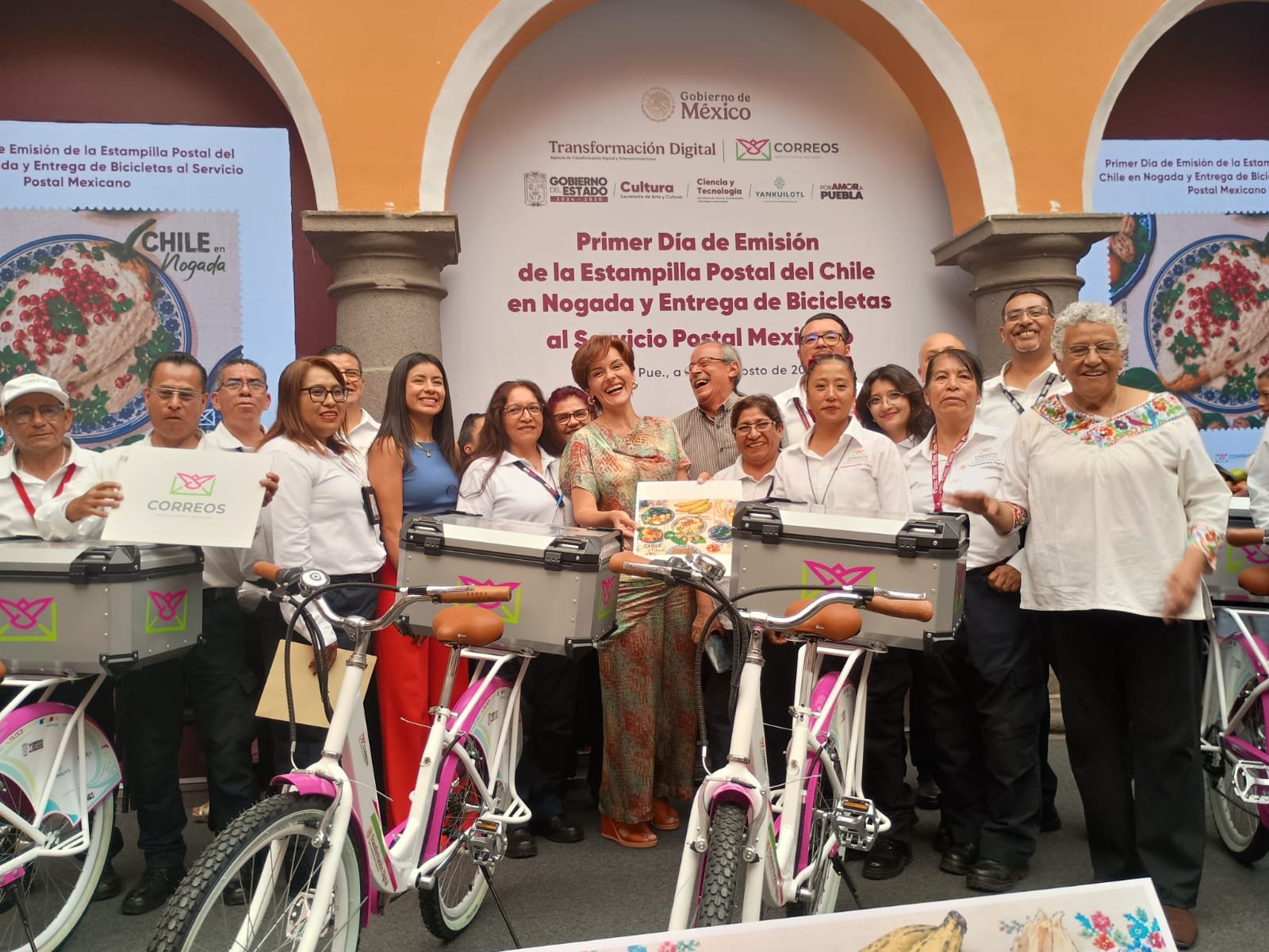 Emite Sepomex estampilla postal conmemorativa del Chile en Nogada y entrega nuevas bicicletas para personal de Correos en Puebla