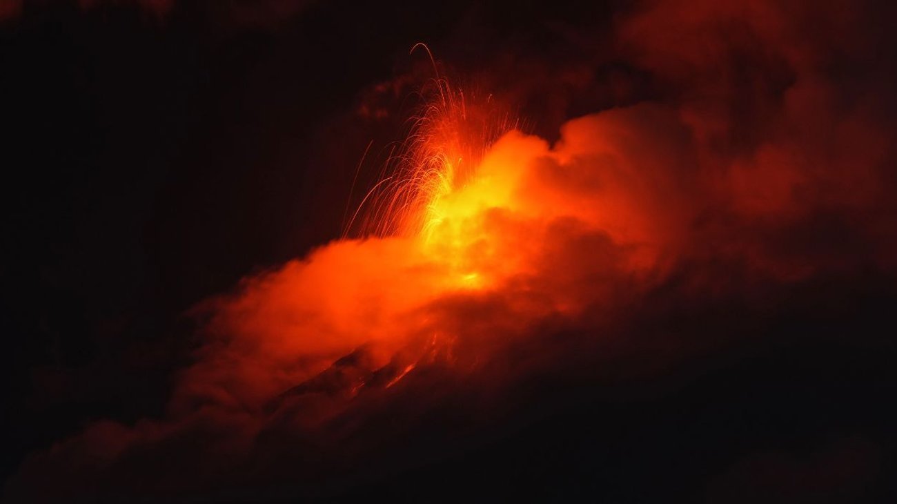 Erupción del Volcán de Fuego en Guatemala obliga a evacuar a cientos de personas y enciende alertas en la frontera sur de México