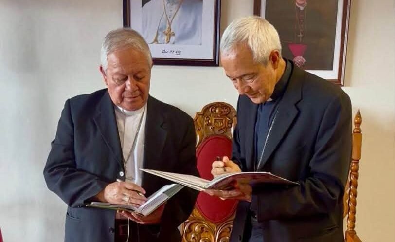 Sostienen encuentro fraterno Mons. Víctor Sánchez y Mons. Jorge Carlos Patrón Wong rumbo a la toma de posesión de la Arquidiócesis de Puebla