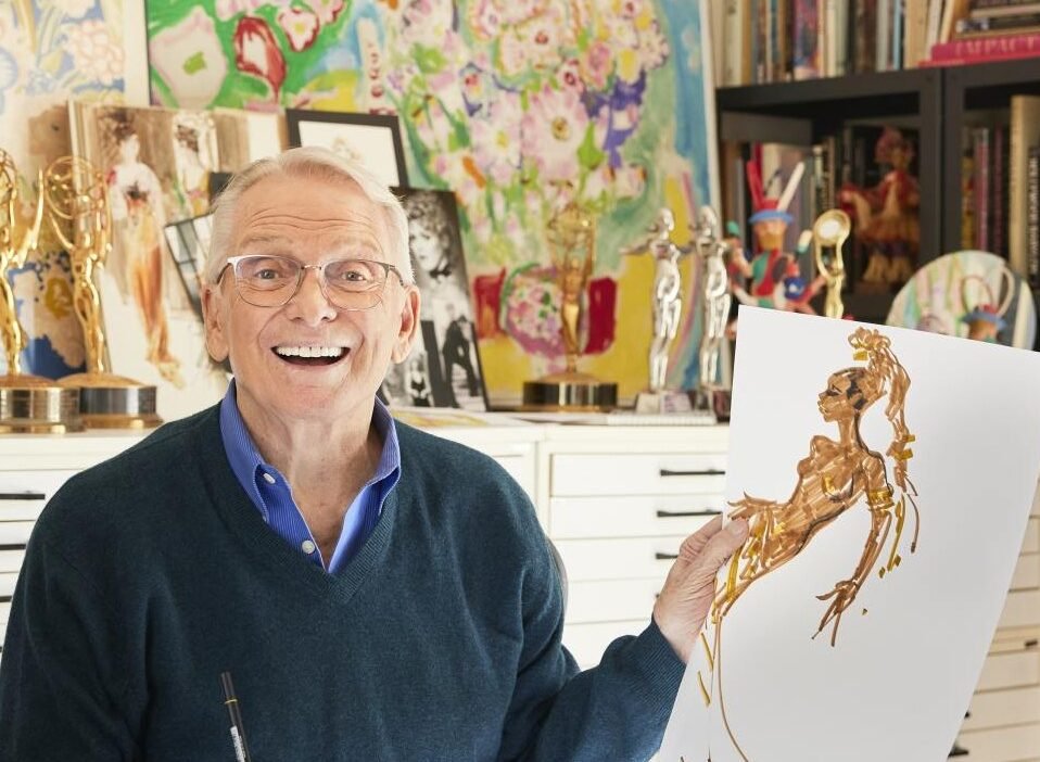 Fallece Bob Mackie a los 87 años, el legendario “Sultán de las Lentejuelas” que vistió a las estrellas de Hollywood