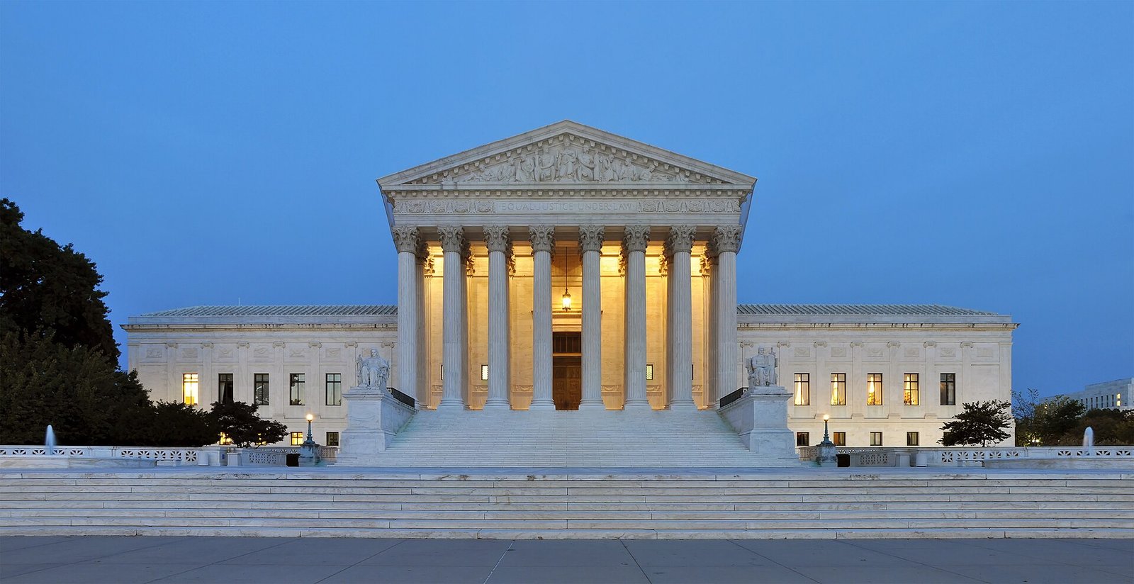 El Tribunal Supremo de EE. UU. avala de forma cautelar las deportaciones de Trump a terceros países