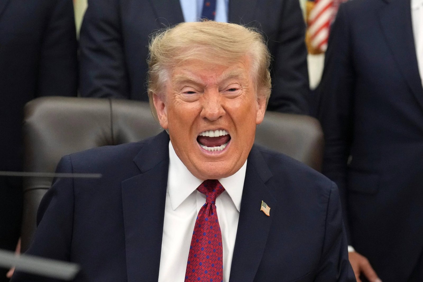Trump plantea renombrar el Estrecho de Ormuz como «Estrecho de Trump» tras nuevos ataques de EE. UU. a Irán