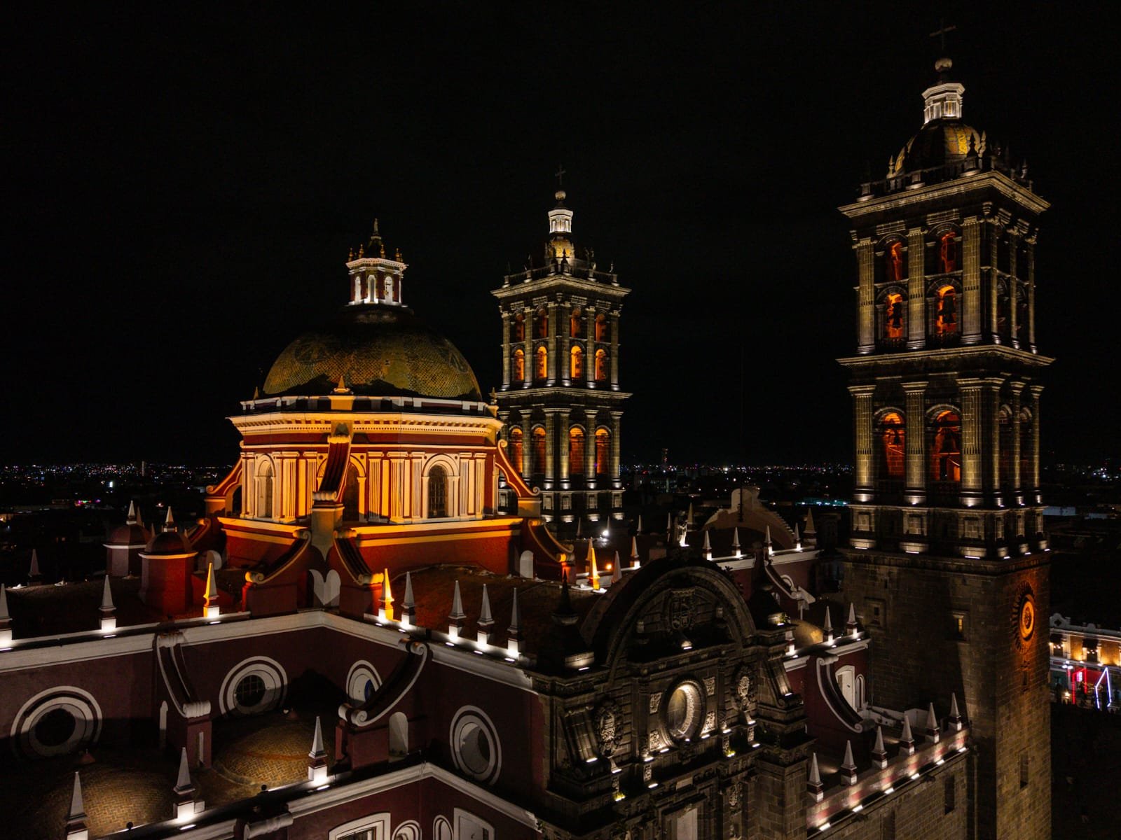 Presentan Pepe Chedraui y la Arquidiócesis de Puebla nueva iluminación arquitectónica de la Catedral