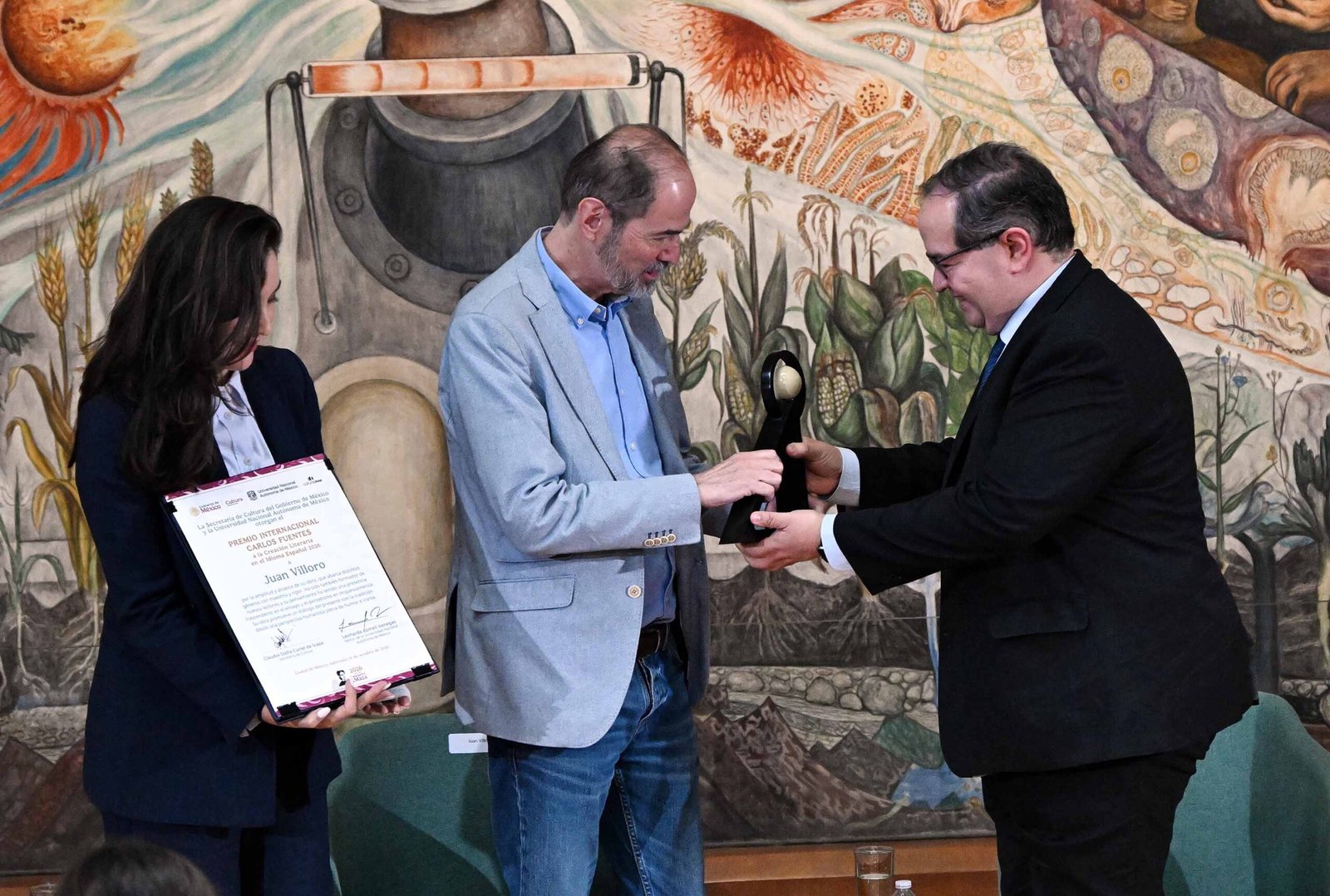 Entregan a Juan Villoro el Premio Internacional Carlos Fuentes 2026 en el Palacio de Bellas Artes