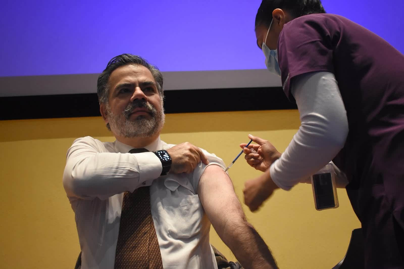 Inicia la CCINSHAE la Campaña de Vacunación Invernal 2026-2027 para inmunizar al personal de salud