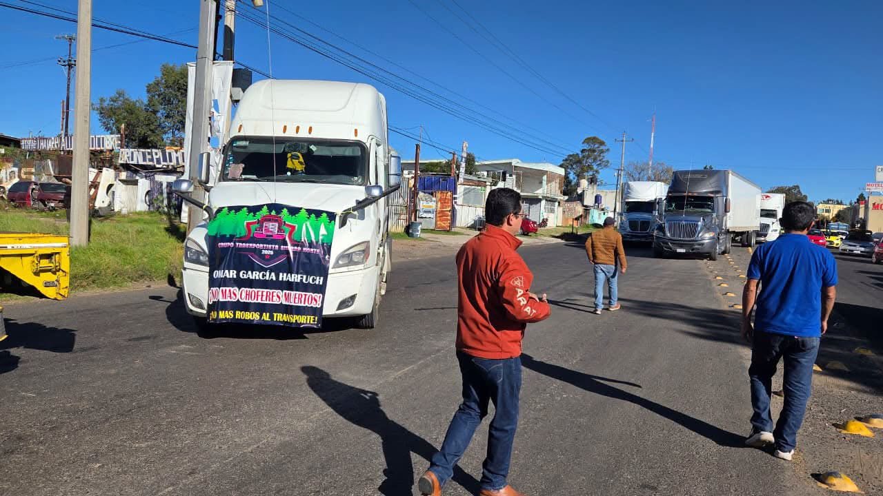 Transportistas bloquean diferentes carreteras de cuota por la inseguridad