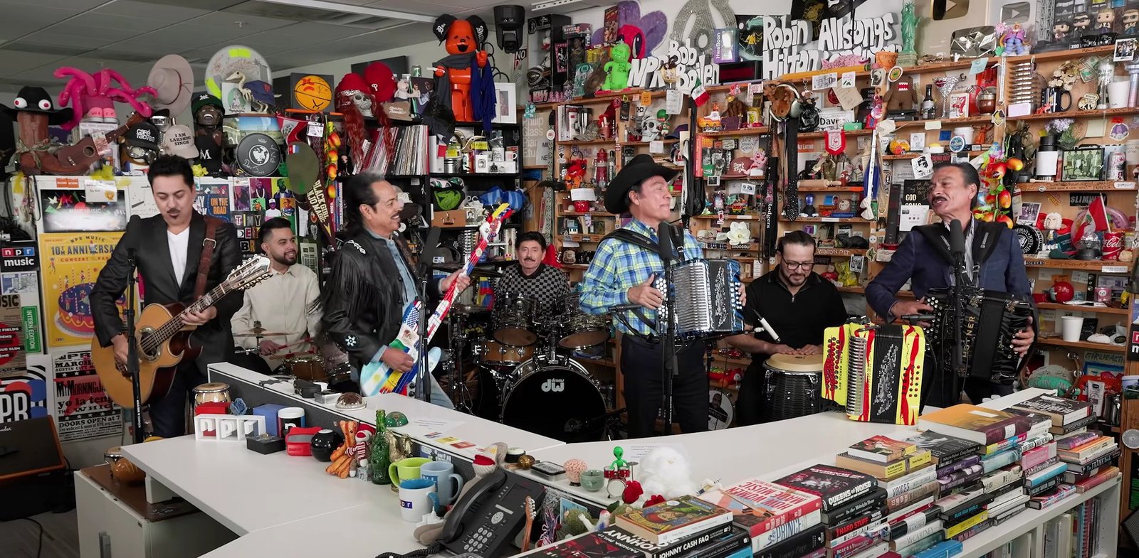 Se presentan Los Tigres del Norte en el Tiny Desk Concert de NPR Music